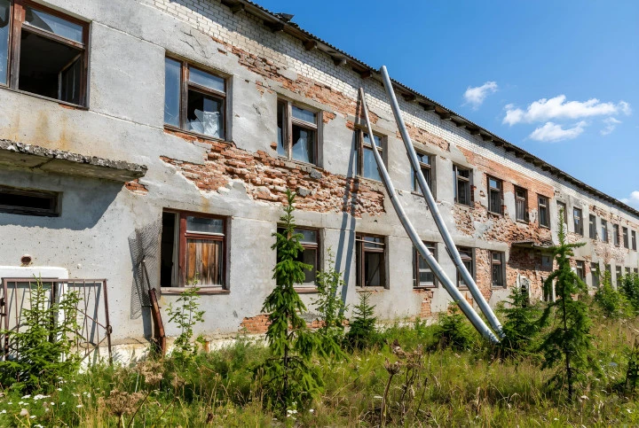 Здание столовой, с земельным участком, назначение: нежилое, площадью 1830,6 кв. м, этажность 2: Республика Коми, г. Печора, п. Березовка